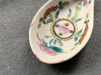 Douze cuill&egrave;res en porcelaine de Chine famille rose pour le march&eacute; Straits ou Peranakan, 19/20&egrave;me