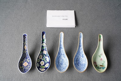 Cinq cuill&egrave;res en porcelaine de Chine polychrome, 19/20&egrave;me