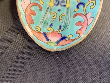 Deux cuill&egrave;res en porcelaine de Chine famille rose &agrave; d&eacute;cor en relief, marque et &eacute;poque de Tongzhi