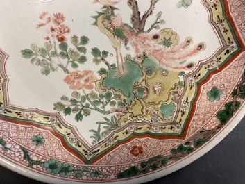 Un plat en porcelaine de Chine famille verte &agrave; d&eacute;cor d'un ph&eacute;nix, Kangxi