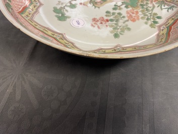 Un plat en porcelaine de Chine famille verte &agrave; d&eacute;cor d'un ph&eacute;nix, Kangxi