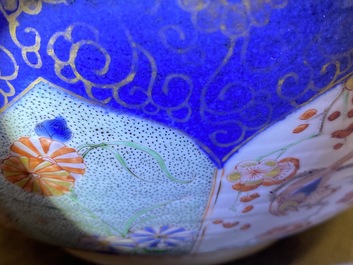Un bol en porcelaine de Chine verte-Imari &agrave; fond bleu poudr&eacute;, Kangxi