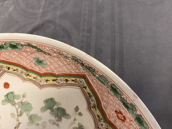Un plat en porcelaine de Chine famille verte &agrave; d&eacute;cor d'un ph&eacute;nix, Kangxi