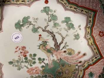 Un plat en porcelaine de Chine famille verte &agrave; d&eacute;cor d'un ph&eacute;nix, Kangxi