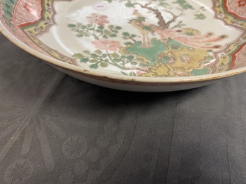 Un plat en porcelaine de Chine famille verte &agrave; d&eacute;cor d'un ph&eacute;nix, Kangxi