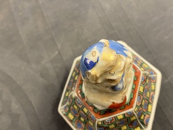 Une verseuse couverte en porcelaine de Chine, Qianlong