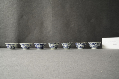Twintig blauw-witte Chinese koppen en vierentwintig schotels, Kangxi