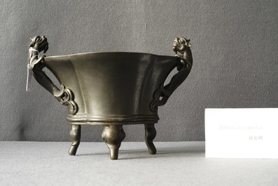 Een Chinese bronzen wierookbrander met chilong handgrepen, Xuande mark, 18e eeuw