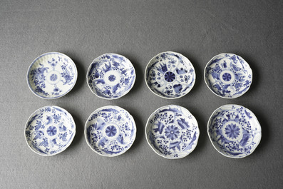 Vingt tasses et vingt-quatre soucoupes en porcelaine de Chine en bleu et blanc, Kangxi