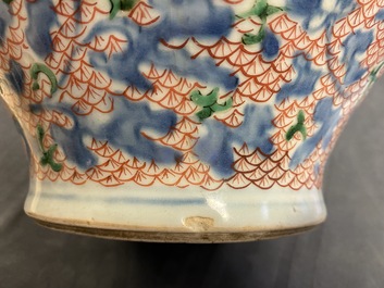 Un vase en porcelaine de Chine wucai &agrave; d&eacute;cor floral, &eacute;poque Transition