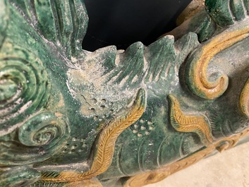 Een paar grote Chinese sancai daktegels in de vorm van draken, Ming/Qing