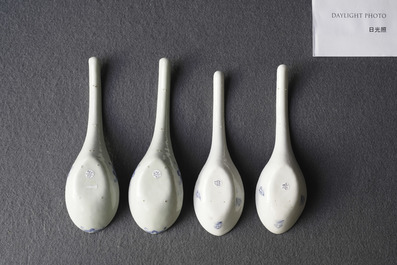 Two pairs of Chinese blue and white spoons, 19th C.