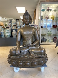 Une tr&egrave;s grande figure de Bouddha en bronze, N&eacute;pal, 18&egrave;me