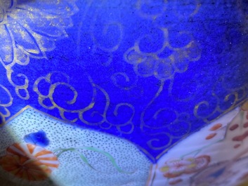 Een Chinese verte-Imari kom met poederblauwe fondkleur, Kangxi