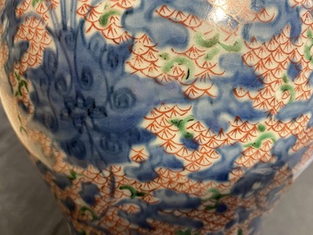 Un vase en porcelaine de Chine wucai &agrave; d&eacute;cor floral, &eacute;poque Transition