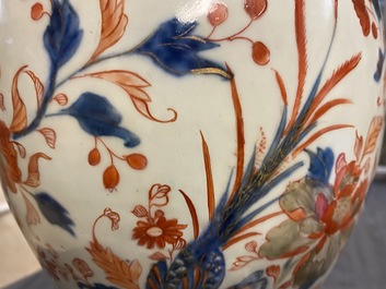 Une paire de vases en porcelaine de Chine de style Imari, Kangxi