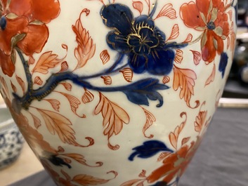 Une paire de vases en porcelaine de Chine de style Imari, Kangxi