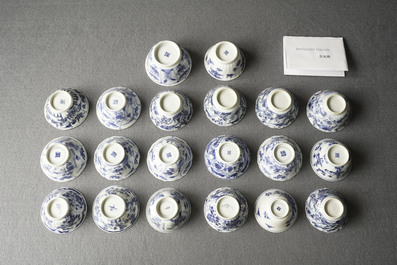 Vingt tasses et vingt-quatre soucoupes en porcelaine de Chine en bleu et blanc, Kangxi