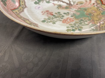 Un plat en porcelaine de Chine famille verte &agrave; d&eacute;cor d'un ph&eacute;nix, Kangxi