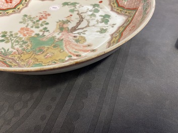 Un plat en porcelaine de Chine famille verte &agrave; d&eacute;cor d'un ph&eacute;nix, Kangxi