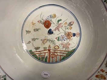 Un bol en porcelaine de Chine verte-Imari &agrave; fond bleu poudr&eacute;, Kangxi
