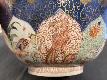 Un bol en porcelaine de Chine verte-Imari &agrave; fond bleu poudr&eacute;, Kangxi