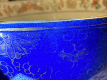 Un bol en porcelaine de Chine verte-Imari &agrave; fond bleu poudr&eacute;, Kangxi