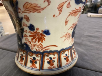 Une paire de vases en porcelaine de Chine de style Imari, Kangxi