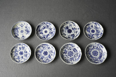 Vingt tasses et vingt-quatre soucoupes en porcelaine de Chine en bleu et blanc, Kangxi