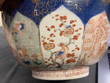Un bol en porcelaine de Chine verte-Imari &agrave; fond bleu poudr&eacute;, Kangxi
