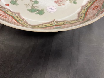 Un plat en porcelaine de Chine famille verte &agrave; d&eacute;cor d'un ph&eacute;nix, Kangxi