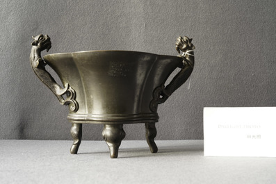 Een Chinese bronzen wierookbrander met chilong handgrepen, Xuande mark, 18e eeuw