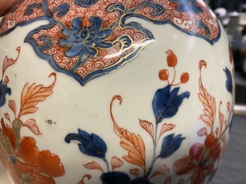 Une paire de vases en porcelaine de Chine de style Imari, Kangxi