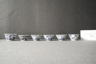 Vingt tasses et vingt-quatre soucoupes en porcelaine de Chine en bleu et blanc, Kangxi