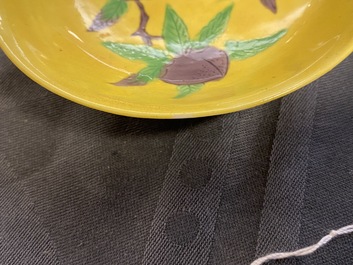 Une coupe en porcelaine de Chine &agrave; d&eacute;cor de p&ecirc;ches sur fond jaune, Kangxi