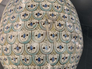 Un grand vase en c&eacute;ramique polychrome, Maroc ou Tun&eacute;sie, vers 1900