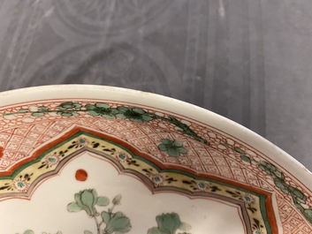 Un plat en porcelaine de Chine famille verte &agrave; d&eacute;cor d'un ph&eacute;nix, Kangxi