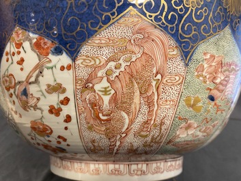 Un bol en porcelaine de Chine verte-Imari &agrave; fond bleu poudr&eacute;, Kangxi