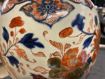 Une paire de vases en porcelaine de Chine de style Imari, Kangxi