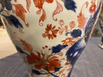 Une paire de vases en porcelaine de Chine de style Imari, Kangxi