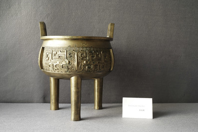 Een grote Chinese bronzen driepotige wierookbrander, 18/19e eeuw