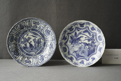 Un plat et deux assiettes en porcelaine de Chine en bleu et blanc de type kraak &agrave; d&eacute;cor de canards, Wanli