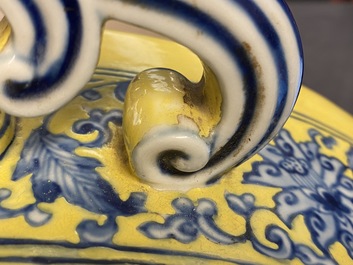 Een Chinese blauw-witte 'Bajixiang' moon flask vaas met gele fondkleur, Yongzheng merk, 19/20e eeuw