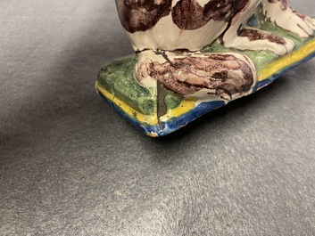 Une paire de tirelires en forme de chien en fa&iuml;ence de Delft polychrome, 18&egrave;me