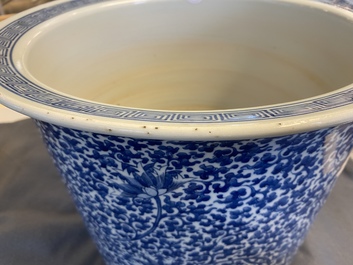 Une grande jardini&egrave;re en porcelaine de Chine en bleu et blanc, 19&egrave;me