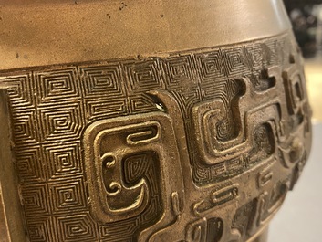 Un grand br&ucirc;le-parfum tripod en bronze, Chine, 18/19&egrave;me