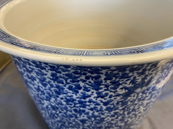 Une grande jardini&egrave;re en porcelaine de Chine en bleu et blanc, 19&egrave;me