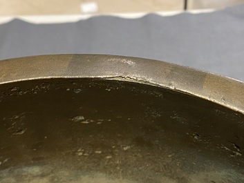 Un grand br&ucirc;le-parfum tripod en bronze, Chine, 18/19&egrave;me