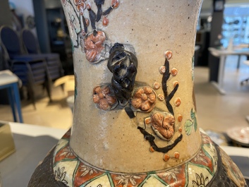 Deux paires de vases en porcelaine de Chine dite 'de Nankin', 19&egrave;me