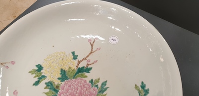 Un plat en porcelaine de Chine famille rose &agrave; d&eacute;cor de pivoines, R&eacute;publique